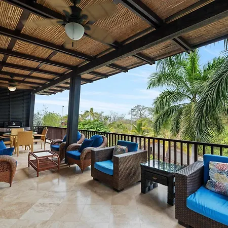 Spacious 4 Bedroom Condo Pool